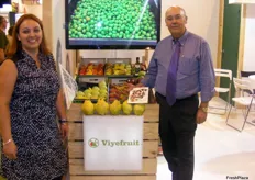 Equipo de Viyefruit promocionando sus frutas frescas