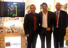 Equipo de Cerima Cherries,promocionando sus cerezas.