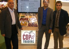 Staff de Copa Trading haciendo gala de sus frutas frescas de Lleida.