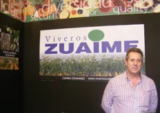 Antonio Hurtado Tomás, de Viveros Zuaime, presentando sus plantones para reforestación ,restauración y distintas variedades de pistacho.