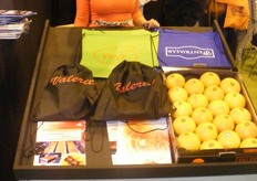 María Jiménez, de Citrán, exponiendo sus cítricos y frutas de hueso.