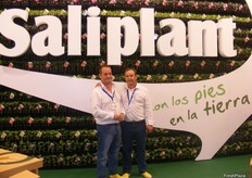 Equipo de Saliplant presentando sus plántulas hortícolas y ornamentales.