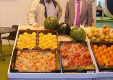 Equipo de Copal promocionando sus frutas frescas.