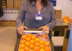 Cristina Company, de Grupo Tollupol- Joaquín Llusary CIA, S.A., presentando por primera vez en Fruit Attraction sus naranjas y clementinas.