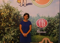 María Dolares Pelegrín Abellán, de Apemar, exponiendo sus cítricos de calidad.