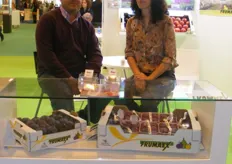 Equipo comercial de Frumaex promocionando sus frutas frescas