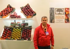 Miguel Ángel Romero Burgos, de Frutas del Guadiana, promocionando sus frutas frescas.