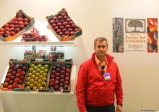 Miguel Ángel Romero Burgos, de Frutas del Guadiana, promocionando sus frutas frescas.