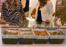 Ana Meseguer, de Frutos de Vettonia, promocionando sus nueces.