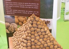 Píramide de nueces expuestas en el stand de Frutos de Vettonia