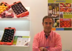 Francisco J. Moreno Gil (Resp. dpt. Frutas y Hortalizas) de Acopaex, promocionando una amplia variedad de productos agrícolas.