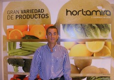 Ricardo M. Pérez Gea, de Hortamira, presentando sus hortalizas y cítricos