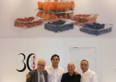 Adolfo Gomis Mir, Director General de Infia Ibéric, junto a su equipo comercial, exponiendo sus envases de plástico para frutas.