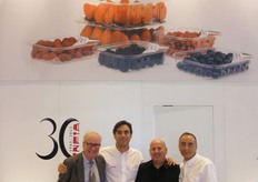 Adolfo Gomis Mir, Director General de Infia Ibéric, junto a su equipo comercial, exponiendo sus envases de plástico para frutas.