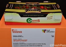 CAPARROS NATURE además presenta el tomate Cherry Pera en Rama, un tomate con alto contenido en azúcar y una textura consistente y jugosa. Se presenta en caja de cartón con tapadera superior con ventana y un peso de 3 KG.
