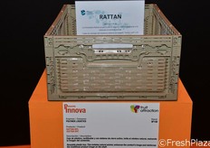 Rattan RPC, de POLYMER LOGISTICS, es una caja de plástico y reutilizable, que imita el mimbre natural; esto realza la imagen del contenido y refuerza la imagen de producto tradicional en el lineal. Esta caja incorpora además un sistema de cierre activo que facilita la manipulación del envase.