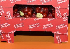 SMURFIT KAPPA ESPAÑA muestra el Display expositor con un diseño especial para el sector agrícola, que permite la exposición de frutas y hortalizas de una manera innovadora, no vista con anterioridad y destinada a las grandes superficies. Igualmente asiste con la nueva Caja Invertida para Tomates; un innovador embalaje destinado al punto de venta, directamente a la estantería de la gran superficie, lo que reduce el tiempo de reposición, además de resaltar la imagen de producto y aumentar su visibilidad en el lineal. También exhibe el nuevo embalaje para plátanos, que con el objeto de mejorar la presentación final del producto y reducir, a su vez, los tiempos de manipulación en las grandes superficies, ha creado una innovadora bandeja de cartón ondulado con capacidad de 8kg de plátanos en un solo manto. Esta nueva bandeja sustituye a la caja de plástico, mejorando el impacto ecológico en la cadena logística.