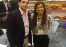 Lorena Valenzuela, de CEI-RD (Centro de Exportación o Inversion de la República Dominicana) a la derecha de un de exportador del país.