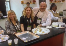 Emilia Belaunde, de ProCitrus (centro), con Gabriela Fiorini (a la izquierda) y Adolfo Perret (a la derecha).