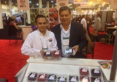 Francisco Ortiz (derecha) de Berries Paradise, con su collega.