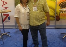 Analeidys Chen de Ríos y Carlos Ríos de & Import, en el pabellón de Panamá.