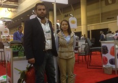 Atala Domínguez, de la exportadora mexicana de berries Berry Lovers, con su visitante Evan Hernández.