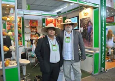 Fabián Zapata y Charles R. Beresford, de National Produce. Ofrecen mangos ecológicos de la variedad Kent de Perú a precios regulares, disponibles de diciembre a marzo.