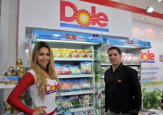 David Ramos Samanez con su azafata de promoción. Presentó Dole, parte de Phoenix Foods.
