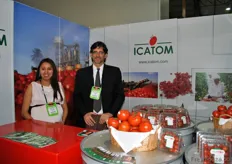 Emma L. Saire De la Torre y Manuel Gubbins, de Icatom. Producen tomates frescos en invernaderos, como tomates cherry y tomates redondos. Ambos se distribuyen a través de supermercados y servicios de alimentación locales.