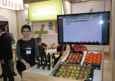 Núria Dolcet, del departamento comercial de Fruits de Ponent en el pabellón de Cataluña.
