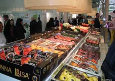 Gama de frutas y hortalizas expuestas en el stand de Hispalco con las marcas Monalisa, Monina, Unicorn, Hispalco Bio etc.