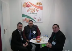 Eduardo Pérez y José Antonio Cifuentes en su stand de Cebollas Cifuentes recibiendo la visita del importador argelino Thrwat Fatas.