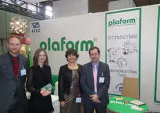 José Luís García, Paulina Isayeva, Ana María García y Juan Mendicote, en el stand de Plaform, representando a distintas empresas fabricantes de cartón corrugado.