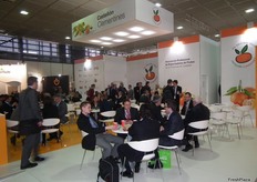 Stand de ASOCIEX (Asociación Profesional de Productores de Frutas de la Provincia de Castellón) promocionando las clementinas en el pabellón de la Comunidad Valenciana.