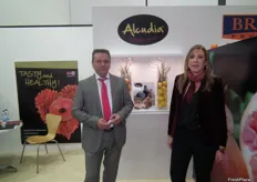 Teresa Agulló y Francisco Tomás, de la empresa de Elche, Alcudia, especialistas en granada. Además también comercializan limón y brevas.