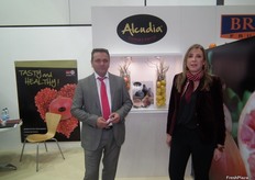 Teresa Agulló y Francisco Tomás, de la empresa de Elche, Alcudia, especialistas en granada. Además también comercializan limón y brevas.