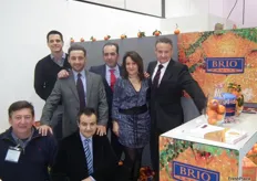 Los hermanos Alarcón junto con Luis González,Cándido Amador y Pascual Prats, en el stand de Agrios Selectos y Banagrumes Sas promocionando la marca para cítricos Brio Fruits.