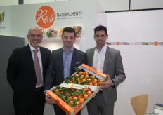 Juan Pedro Beltrán con sus hijos Terry y Lionel, en su stand de V.Ros, empresa castellonense especializada en la producción y comercialización de clementina con hoja.