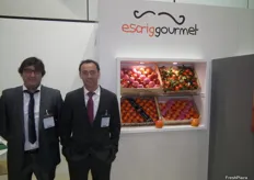 Equipo comercial en el stand de Escrig Gourmet, empresa valenciana dedicada a la producción y comercialización de naranjas y clementinas.