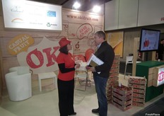 Stand de Oki dedicado a la promoción del paraguayo o melocotón plano.