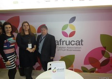 Elisenda Casals, Montserrat Corderroure y Josep María Eroles en el stand de Afrucat, en el pabellón de Cataluña.