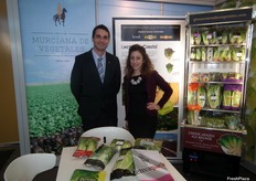 Stand de Murciana de Vegetales con Miguel Sanmartín, del departamento comercial, y su compañera. La empresa de Murcia se especializa en la producción y comercialización de lechuga fresca.