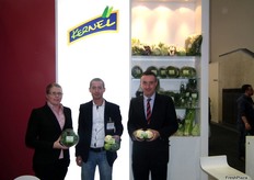 José Antonio Cánovas, Ian Claydon y su compañera en el stand de la empresa murciana Kernel.