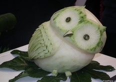 Figura realizada con pulpa de melón piel de sapo en el stand de Procomel.