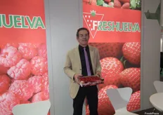 Rafael Domínguez, gerente de Freshuelva, promocionando un año más las fresas de Huelva en el Hall 18.