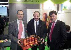 Equipo directivo y comercial de NaturCrex, especialistas en frutas de hueso y pepita, en el pabellón de Extremadura (España).