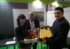 Marisol Malfeito y Antonino Villanova nos muestran la fruta de hueso ecológica que produce y comercializa la empresa extremeña Haciendas Bio.