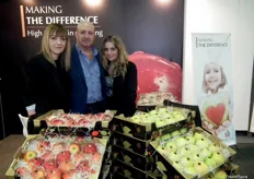 Presidente y responsables de marketing de Frutas Villa Pepita en su primer año en Fruit Logistica, promocionando las manzanas de Huesca (España)