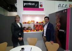 Responsables comerciales en el stand de Quid Pro Quo, en el pabellón de la Comunidad Valenciana, promocionando su marca Perfect Nature para frutas.