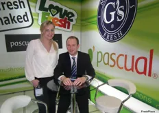 Adam Hill, de Pascual Marketing, con Dorota Szafalowicz en el stand de G's Fresh.